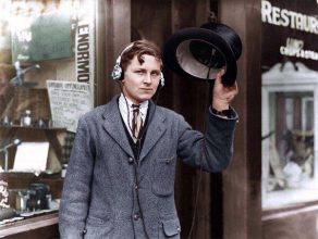 Молодой английский изобретатель мистер Дэй демонстрирует инновацию 1922 года — портативное радио с наушниками