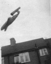 Немецкая Фау-1 (V-1) за мгновения до падения в окрестностях Лондона, 1944 год