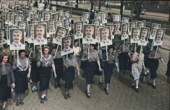 Женщины Восточной Германии маршируют в память о Иосифе Сталине
