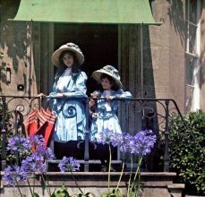 Дети, одетые в эдвардианском стиле, Англия, 1910 год. Оригинальное автохромное цветное фото