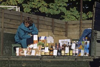 Уличная торговля прямо из кузова автомобиля. Москва, 1994 год